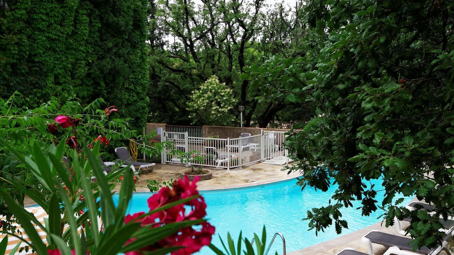 Villa Borghese, The Originals Relais Greoux-les-Bains 4*,