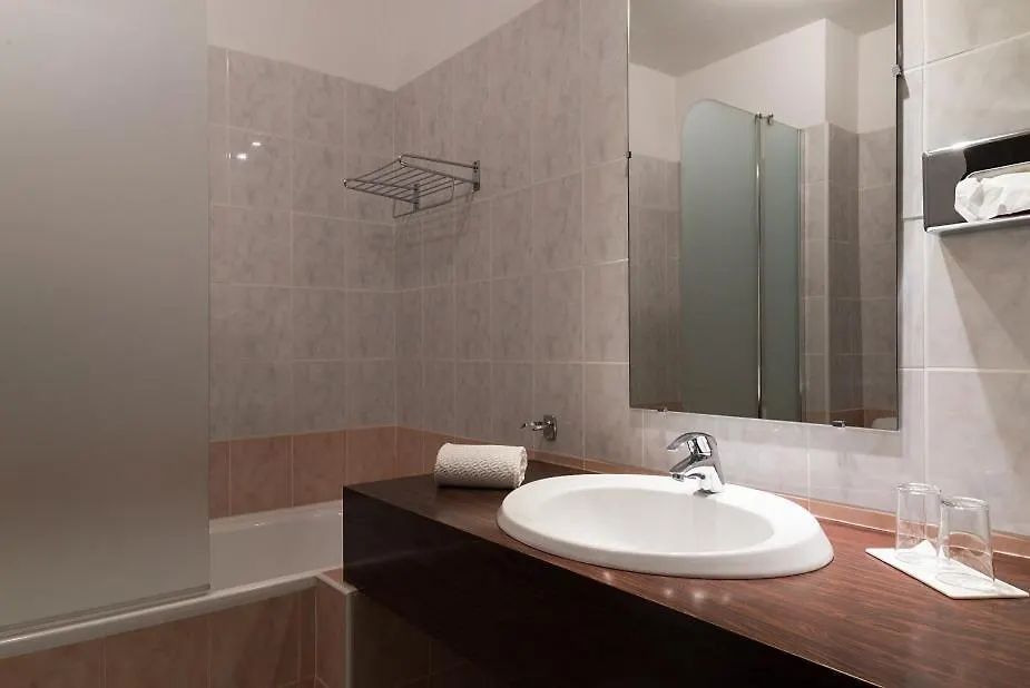 Villa Borghese, The Originals Relais Greoux-les-Bains Hotel