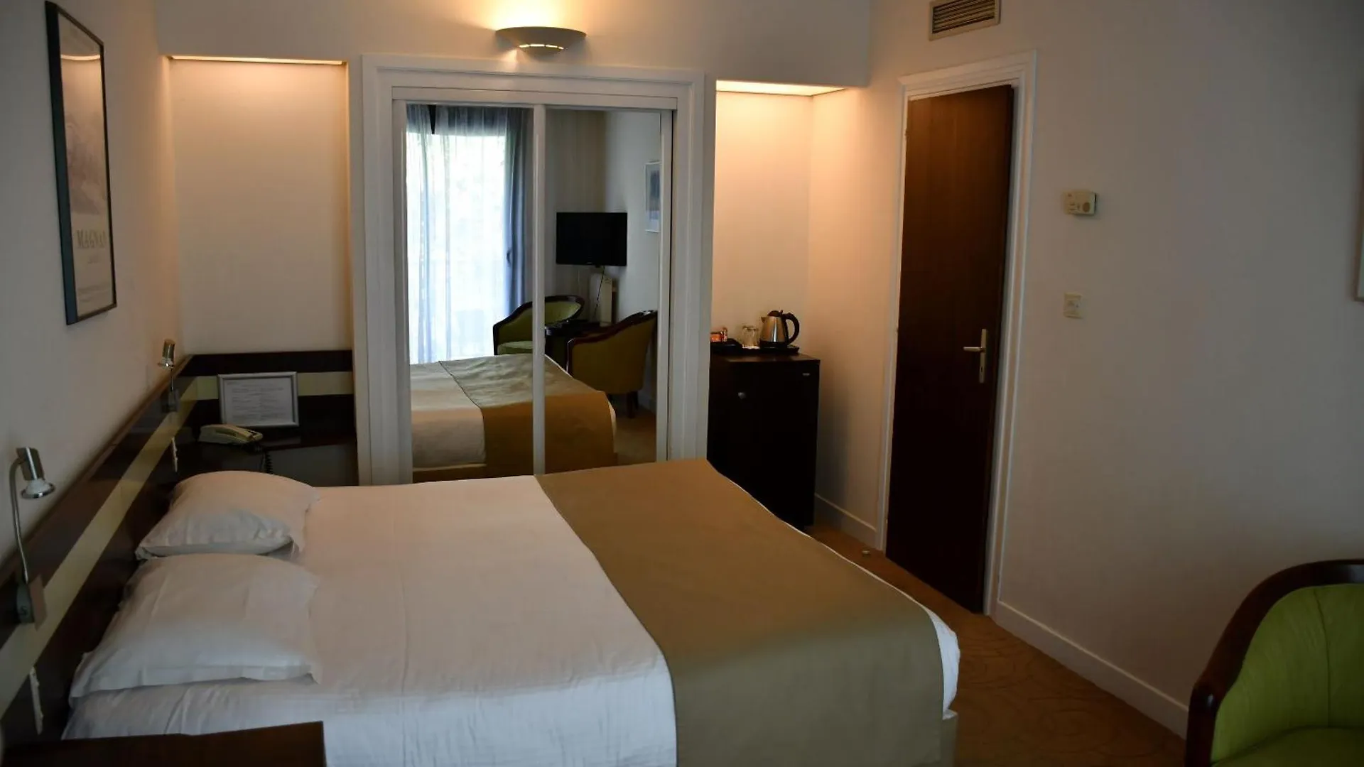 **** Hotel Villa Borghese, The Originals Relais Greoux-les-Bains France